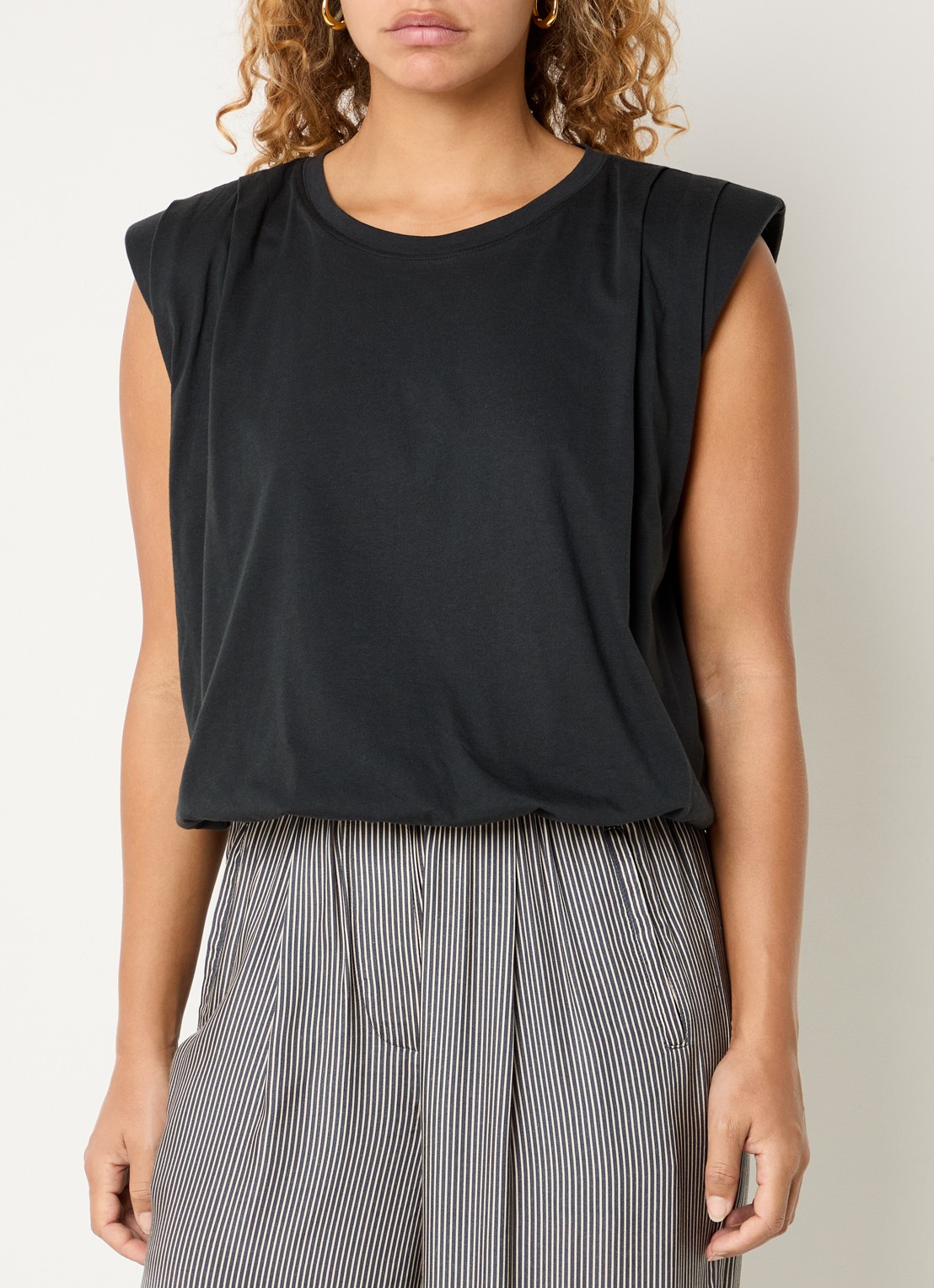 by-bar Nilou mouwloze top met schoudervulling - detail 4 antraciet