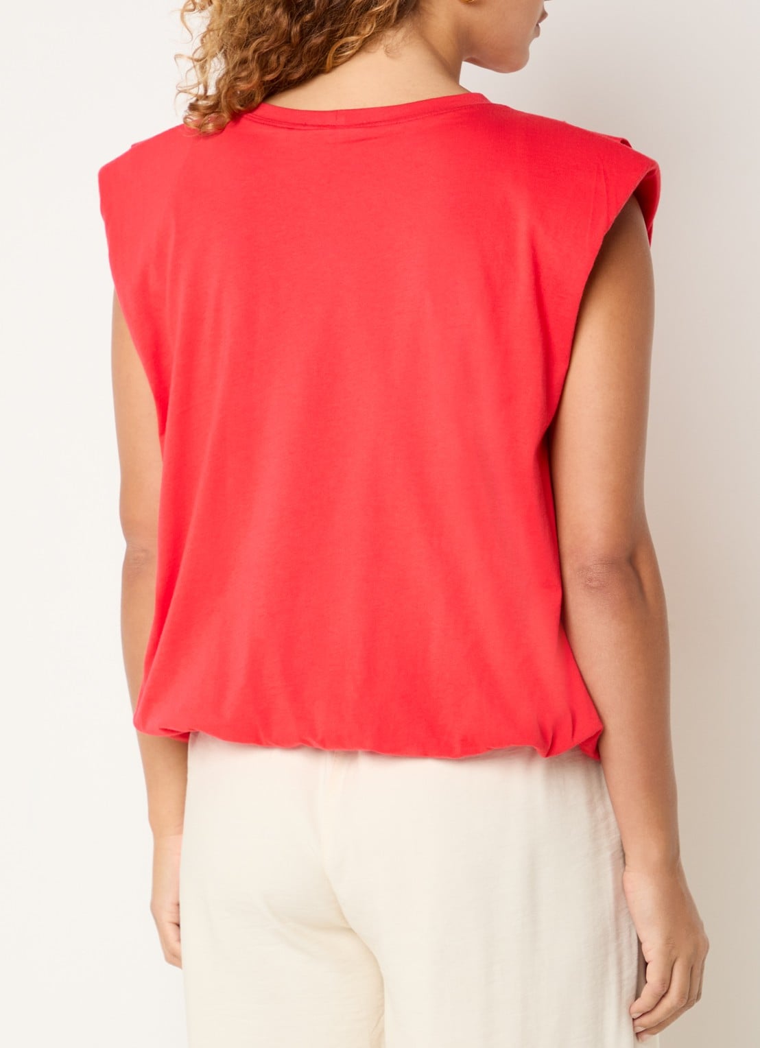 by-bar Nilou mouwloze top met schoudervulling - achterkant 3 rood