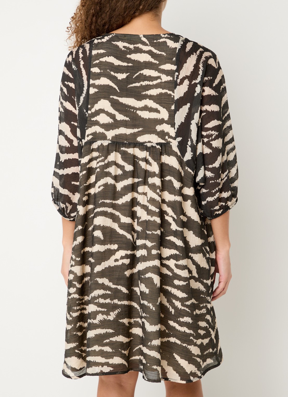 by-bar Philou mini jurk met zebraprint en ballonmouw - achterkant bronsgroen