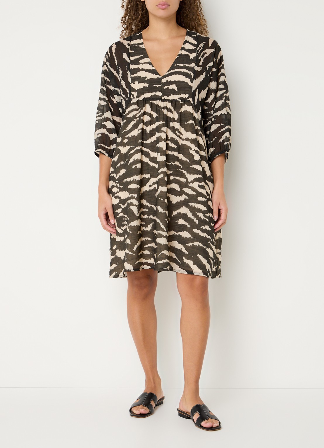 by-bar Philou mini jurk met zebraprint en ballonmouw - voorkant 3 bronsgroen