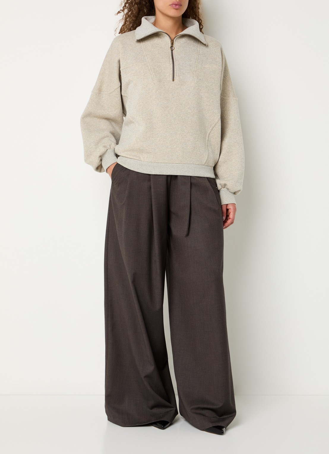 by-bar Roos sweater met opstaande kraag en halve rits - voorkant 3 beige