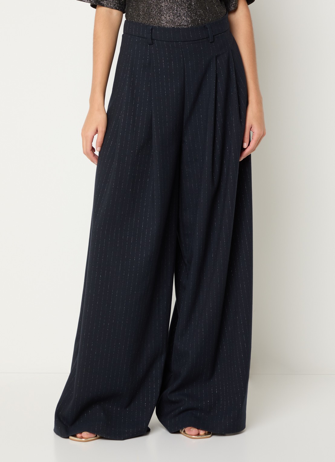 by-bar Sef Sparkle mid waist wide fit palazzo broek met lurex streepprint en steekzakken - detail donkerblauw