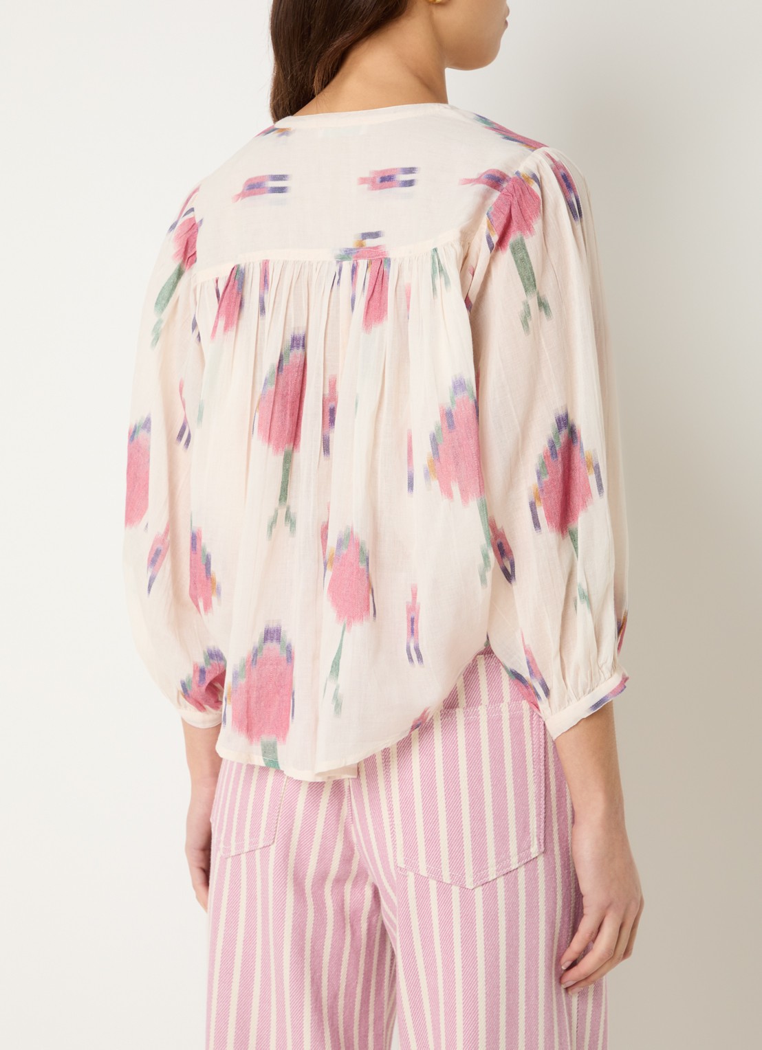 by-bar Tara semi-transparante blouse met print - achterkant 2 gebroken wit