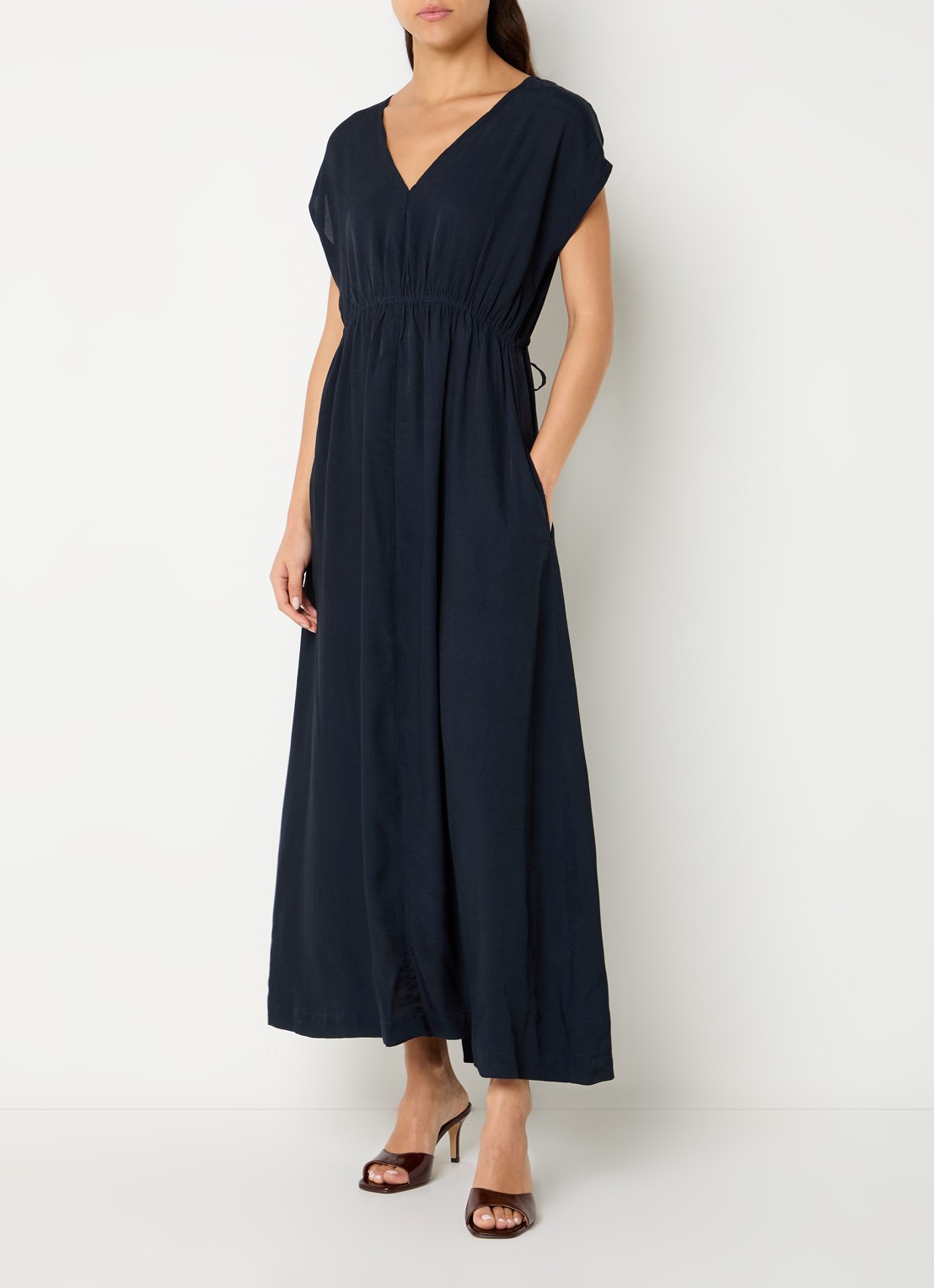 by-bar Yuki maxi jurk van crêpe met steekzakken - detail donkerblauw