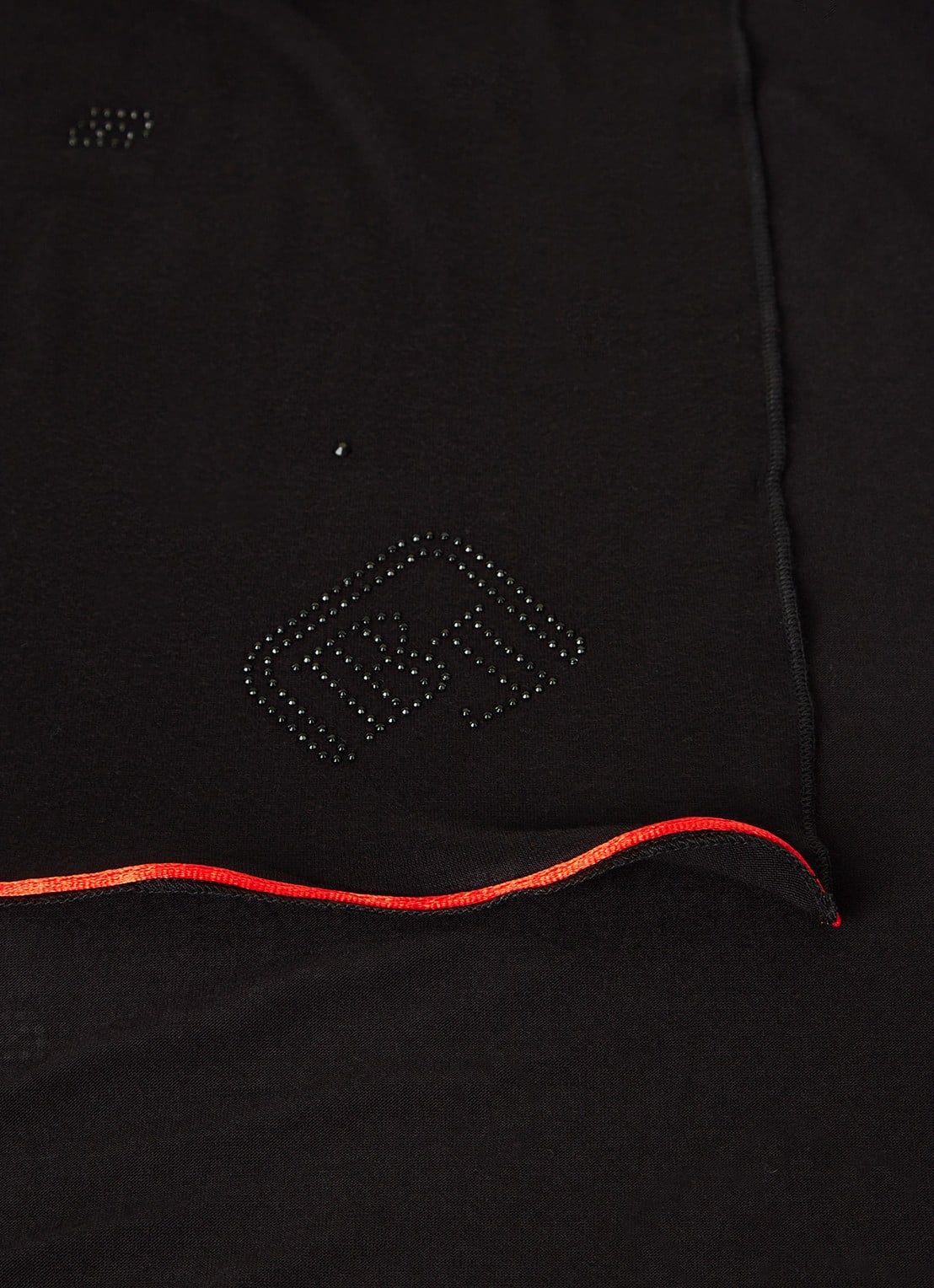 BYLIMA Initials sjaal met strass 190 x 60 cm - detail 2 black / zwart