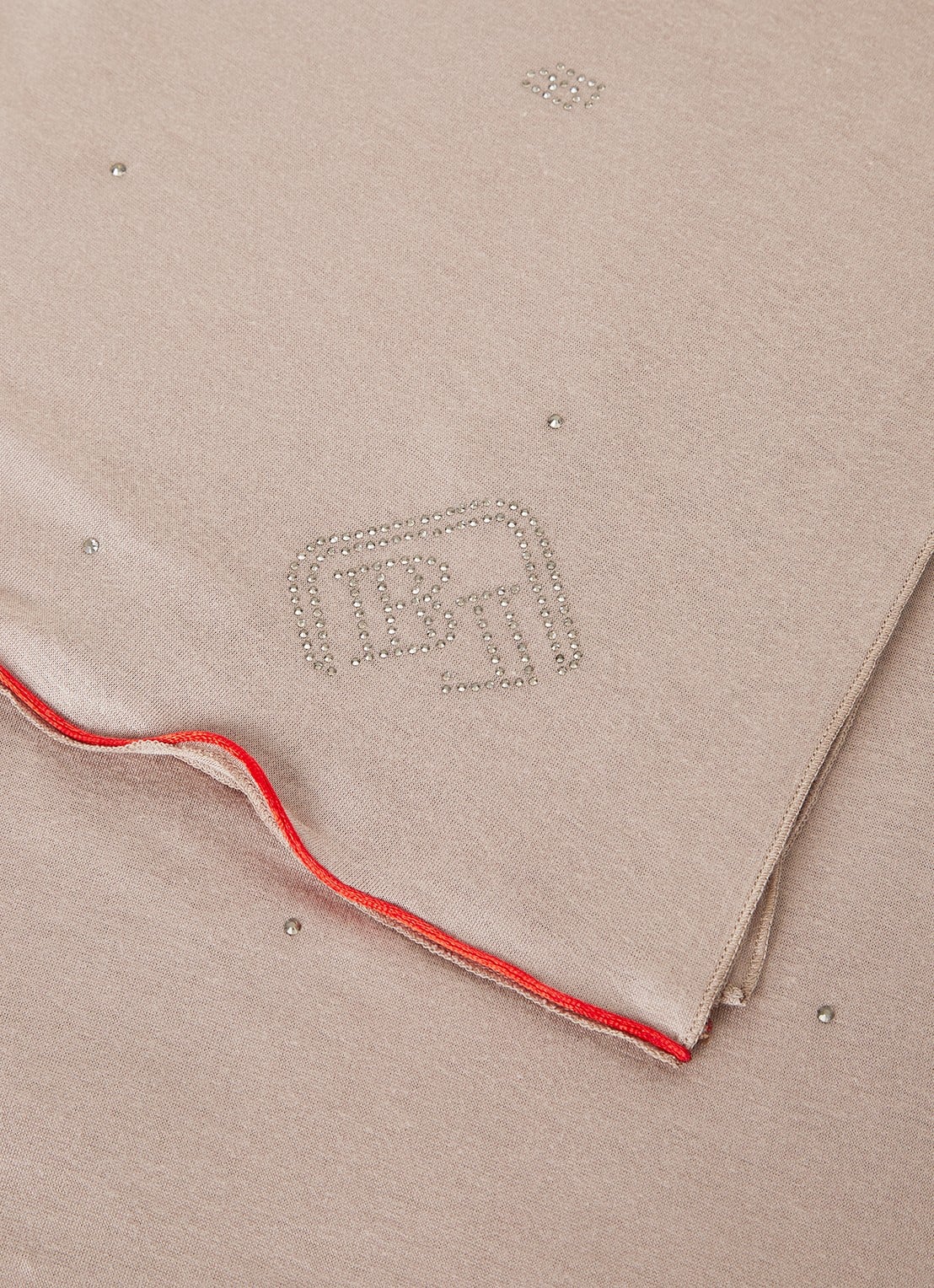BYLIMA Initials sjaal met strass 190 x 60 cm - detail 4 sand / zand