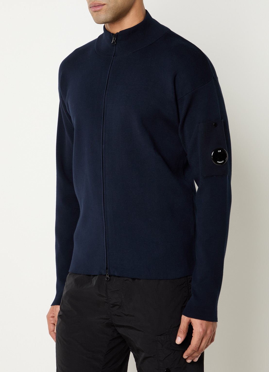 C.P. Company Fijngebreid vest met opstaande kraag - detail 2 donkerblauw