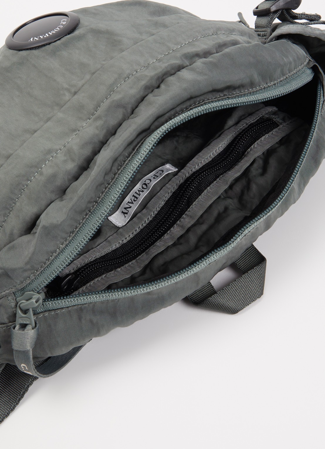 C.P. Company Nylon B Lens heuptas met logo - detail 3 olijfgroen