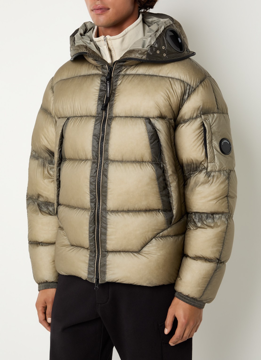C.P. Company Puffer jack met capuchon en donsvulling - detail 4 beige