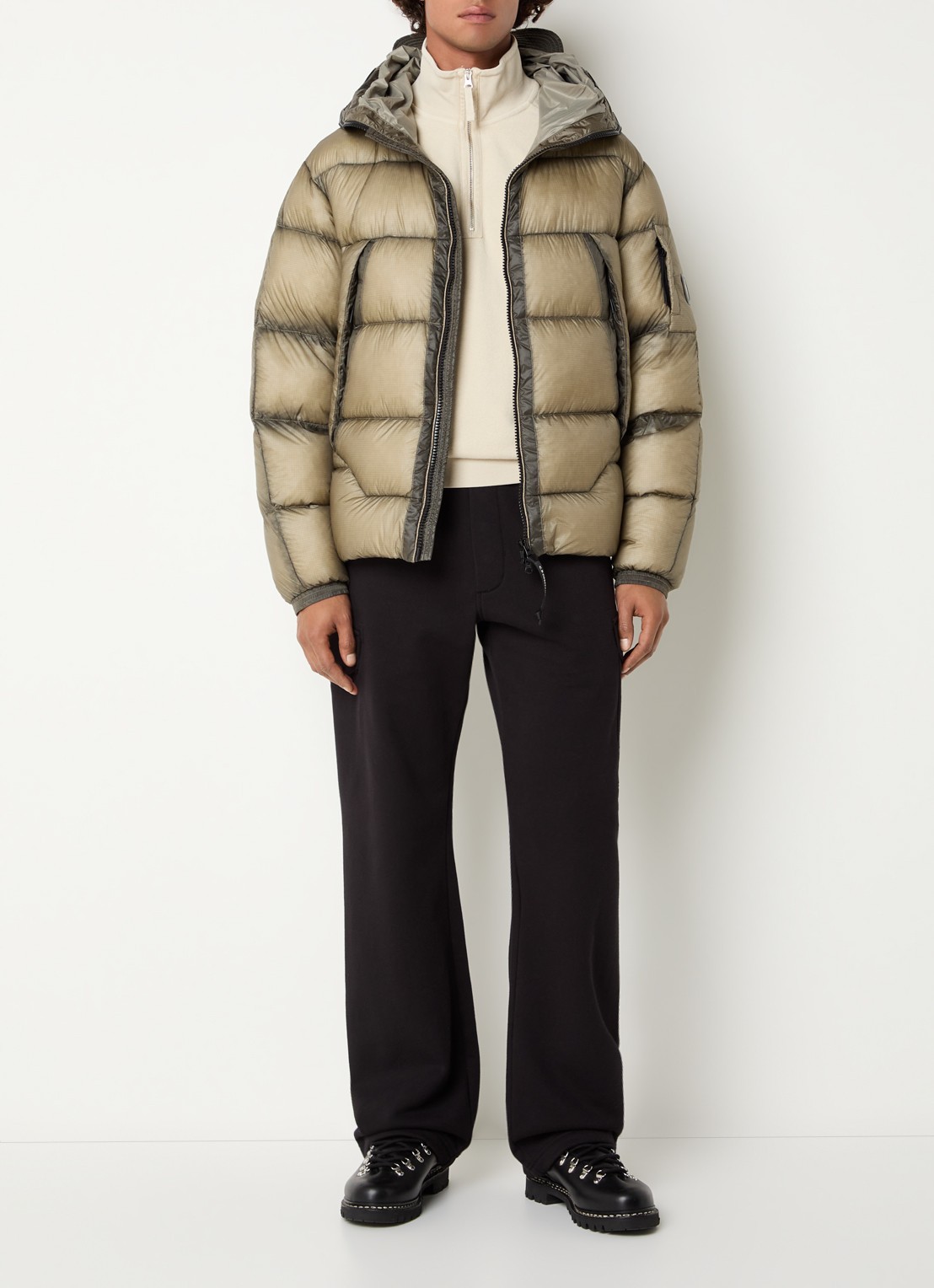 C.P. Company Puffer jack met capuchon en donsvulling - voorkant 2 beige