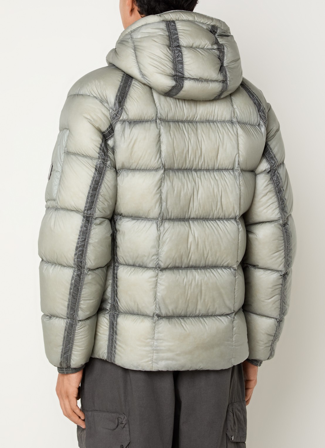 C.P. Company Puffer jack met ritszakken en capuchon - achterkant 2 lindegroen