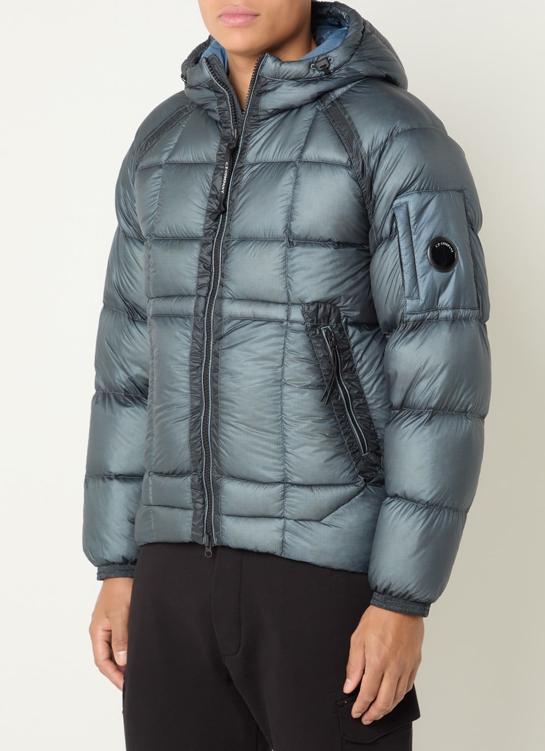 C.P. Company Puffer jack met ritszakken en capuchon - detail blauw