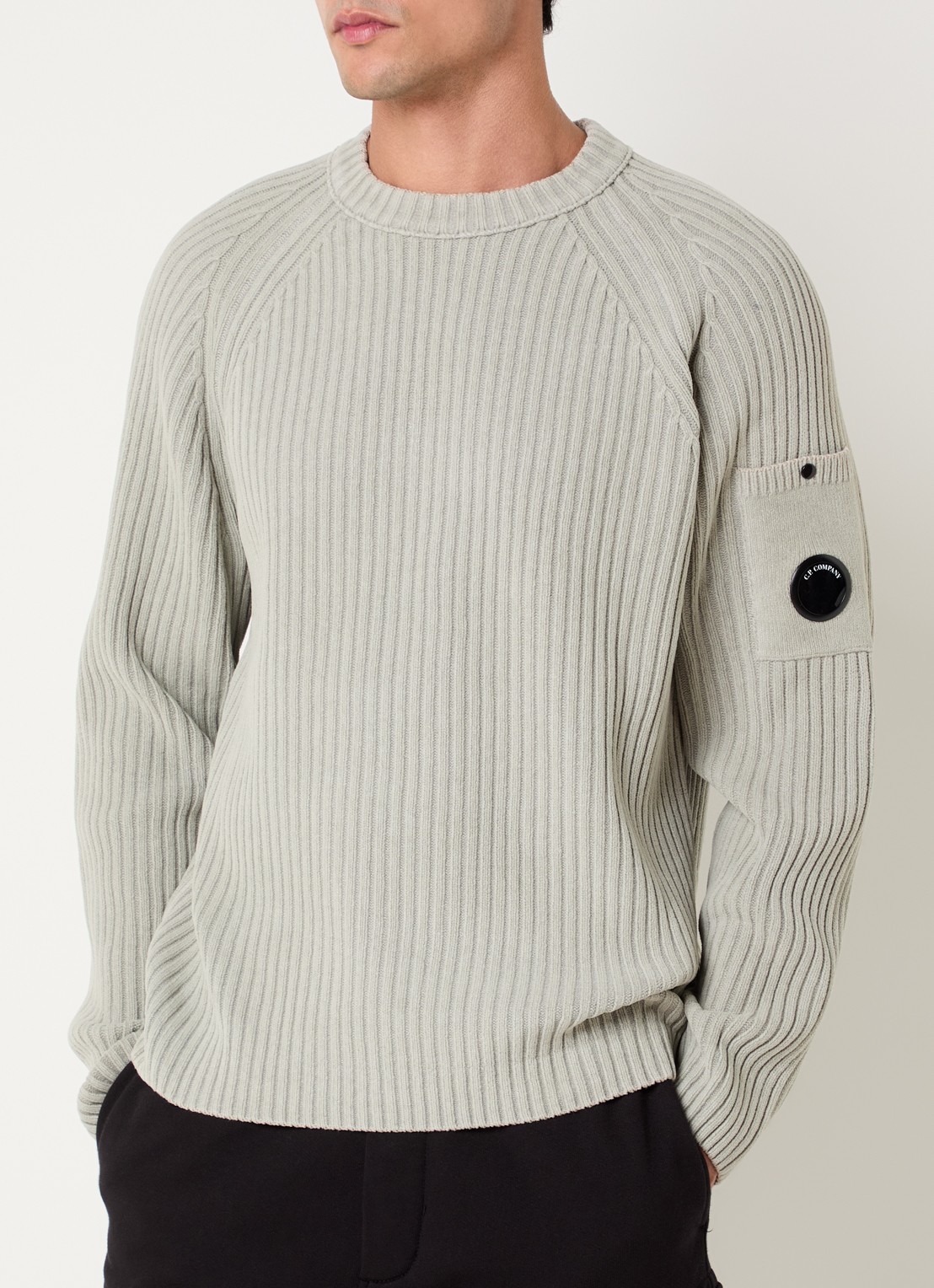 C.P. Company Ribgebreide trui met logo - detail taupe