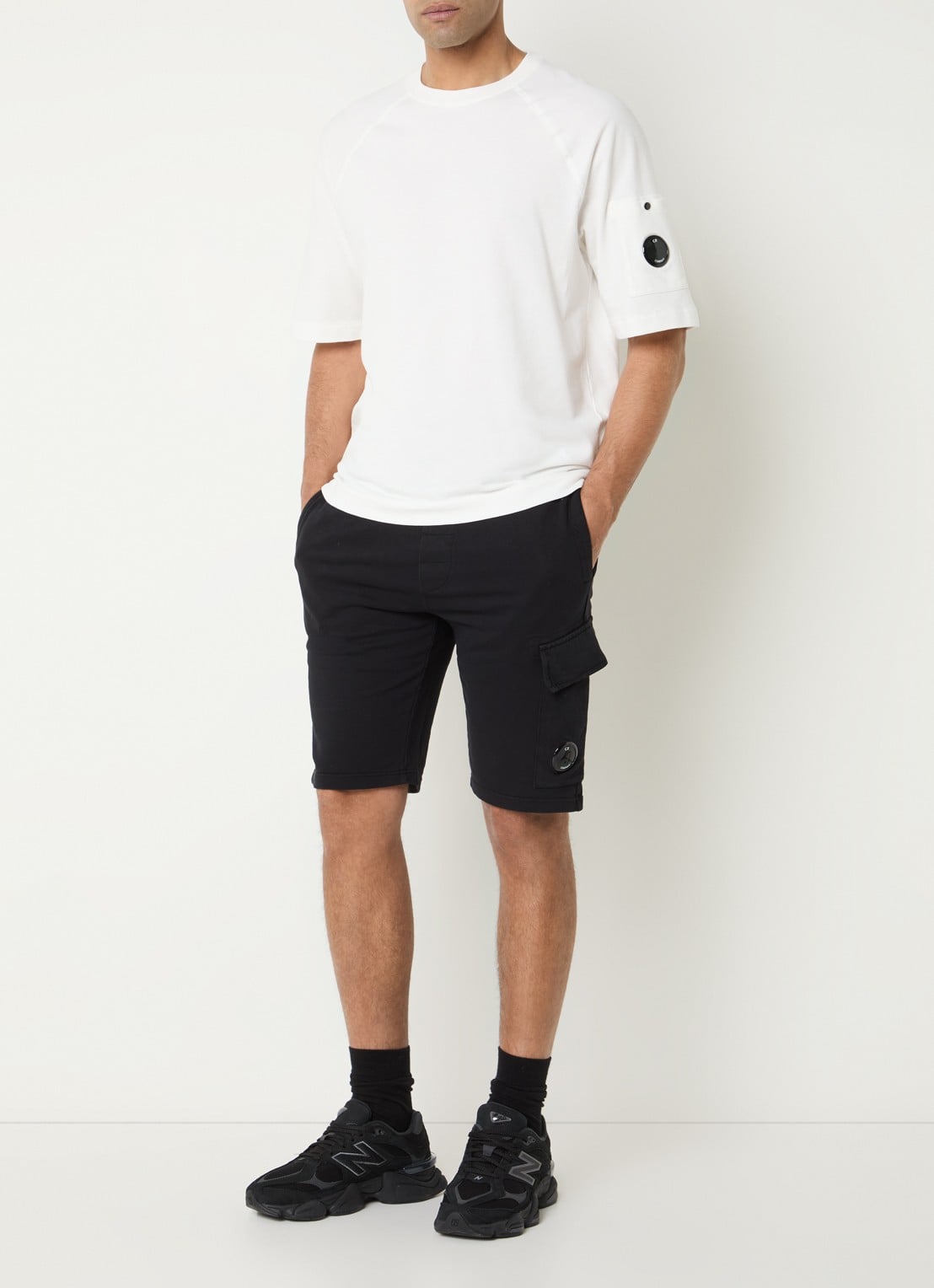 C.P. Company Slim fit korte cargobroek met logo - voorkant 2 zwart