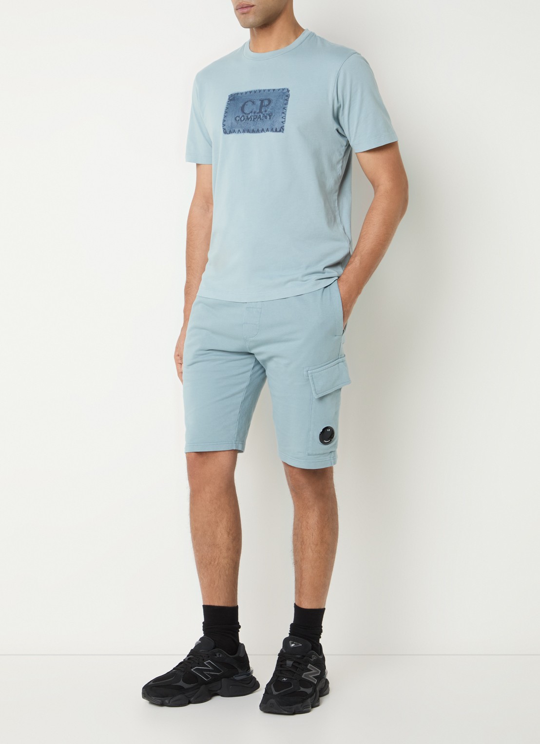 C.P. Company Slim fit korte cargobroek met logo - voorkant 2 blauw