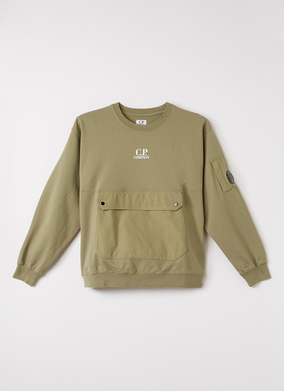 C.P. Company Sweater met logo en klepzak - voorkant mosgroen