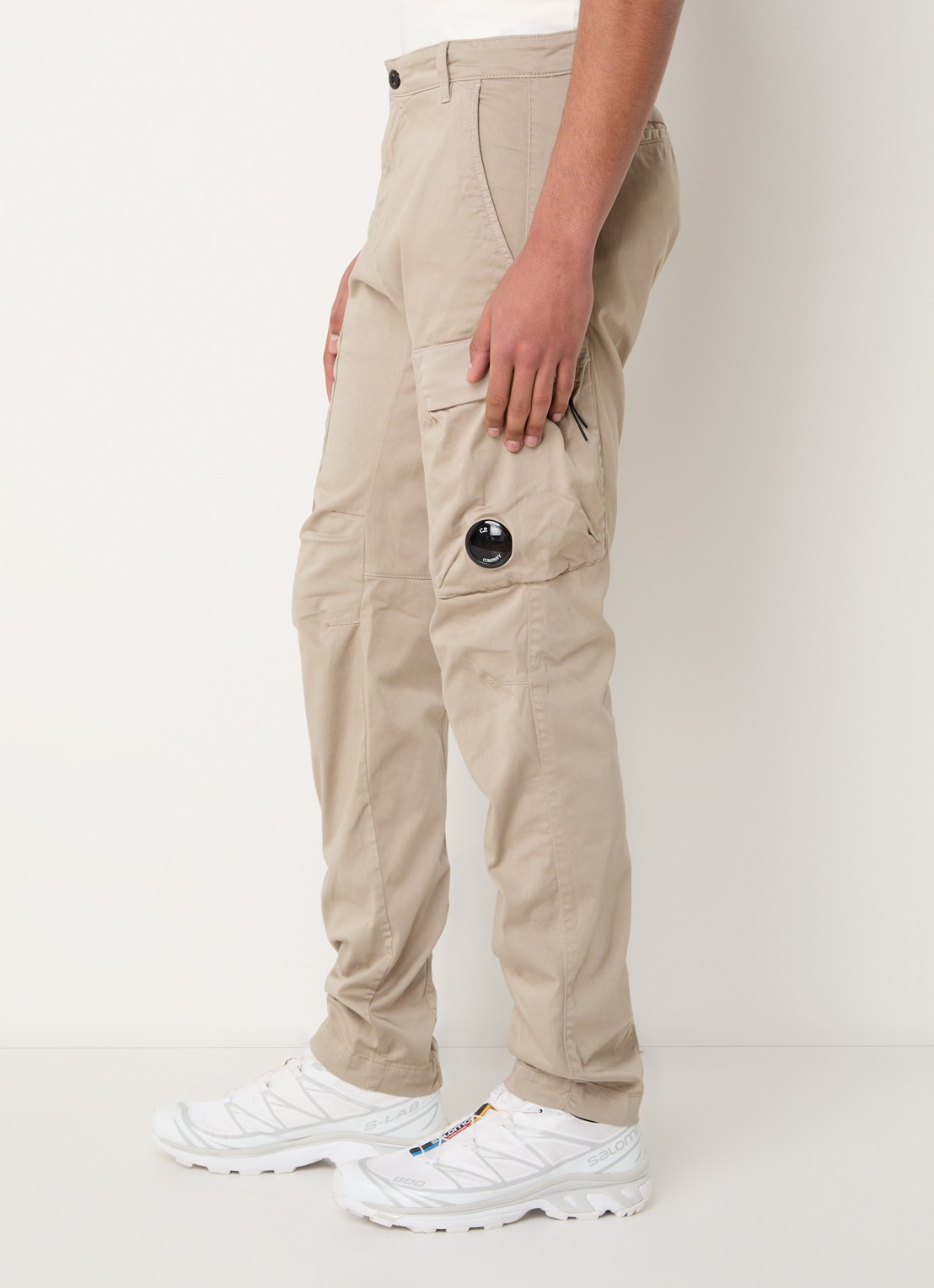 C.P. Company Tapered fit cargobroek met logo - detail 4 gebroken wit