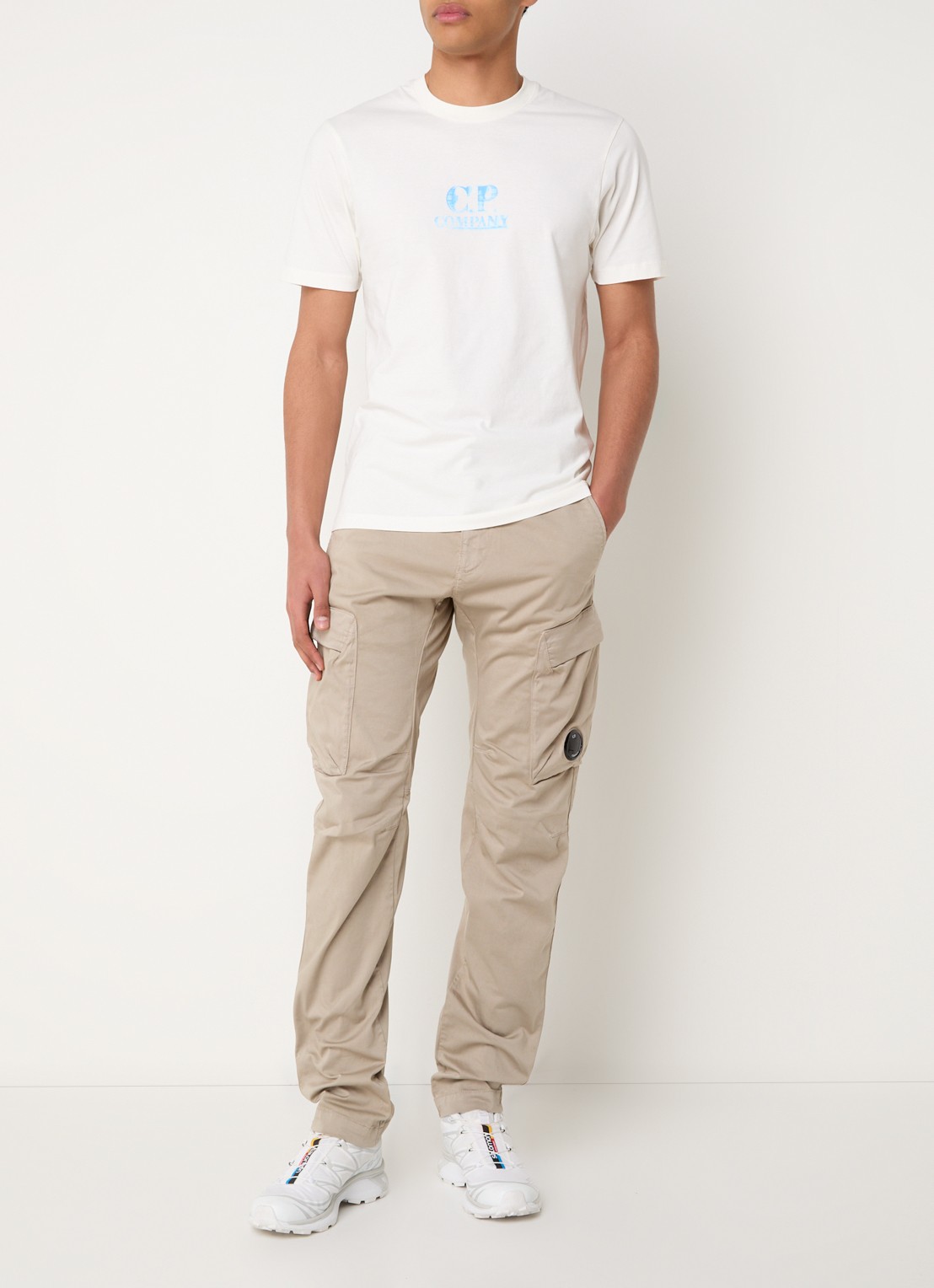 C.P. Company Tapered fit cargobroek met logo - voorkant 2 gebroken wit