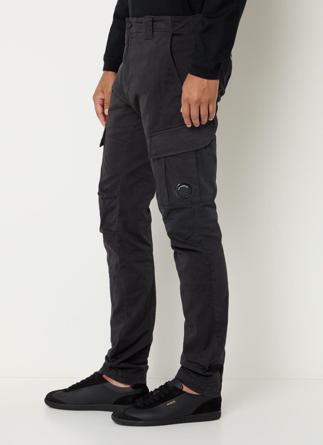C.P. Company Tapered fit cargobroek met logo - detail 2 antraciet
