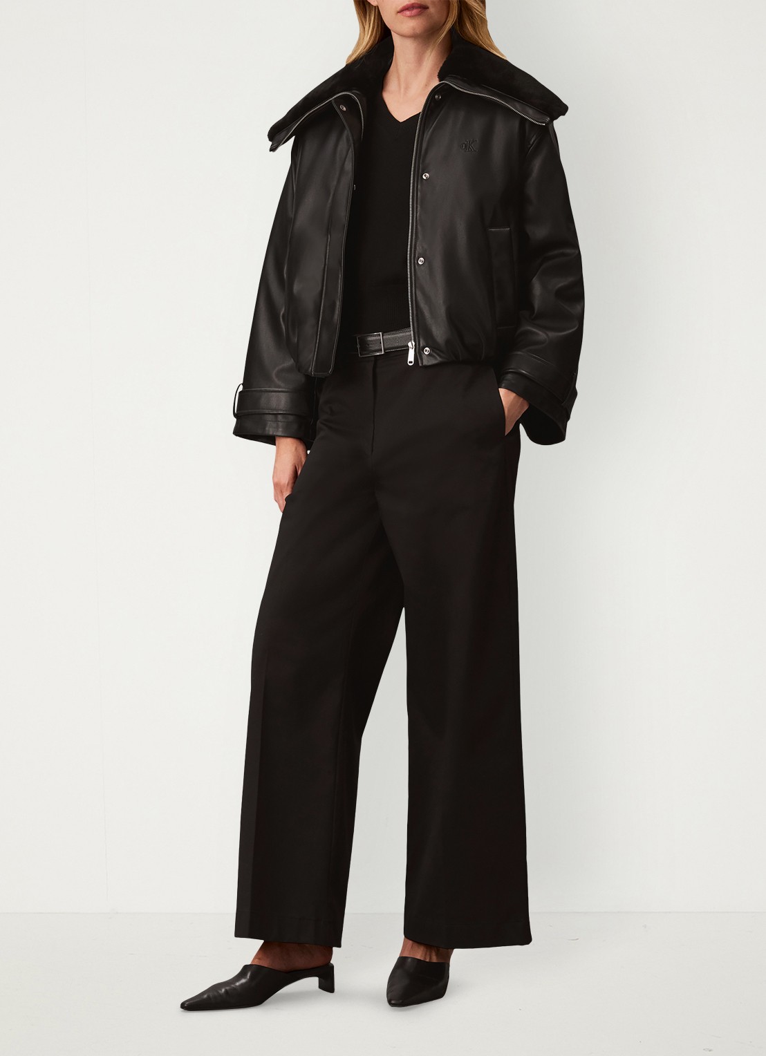 Calvin Klein Bomberjack met trompetmouw en imitatiebont - detail 5 zwart
