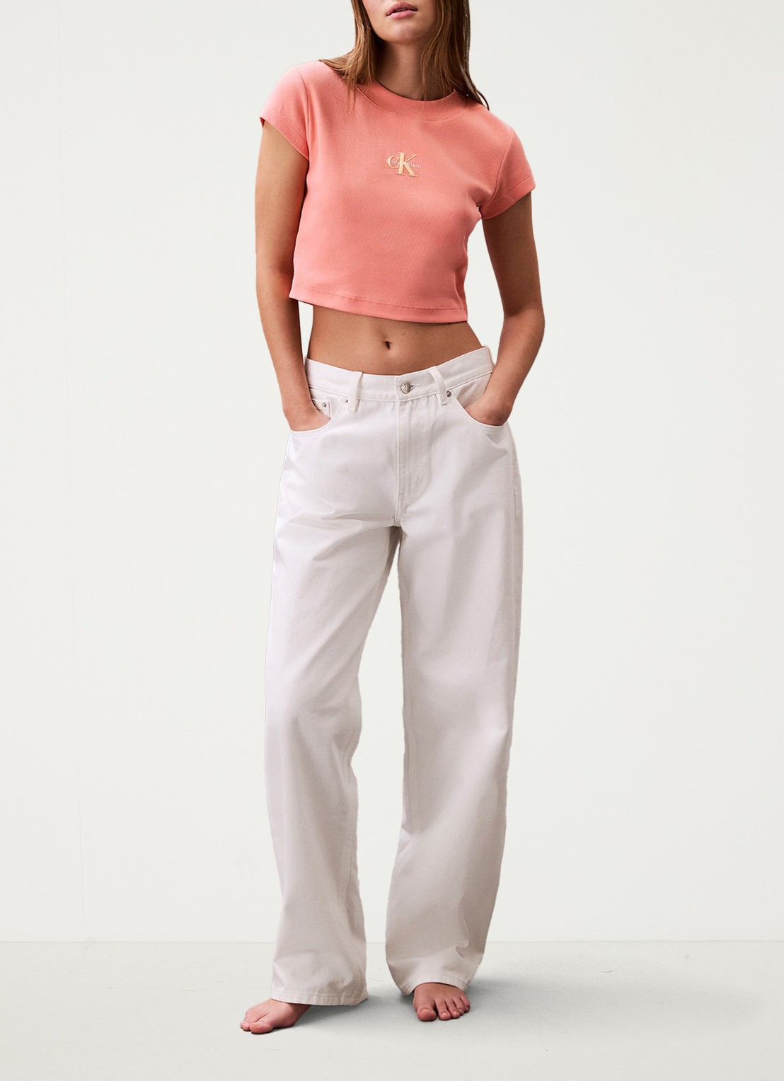 Calvin Klein Cropped T-shirt met logo - voorkant 2 zalmroze