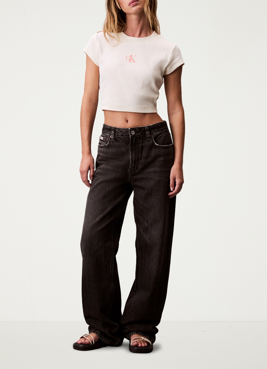 Calvin Klein Cropped T-shirt met logo - voorkant 4 beige