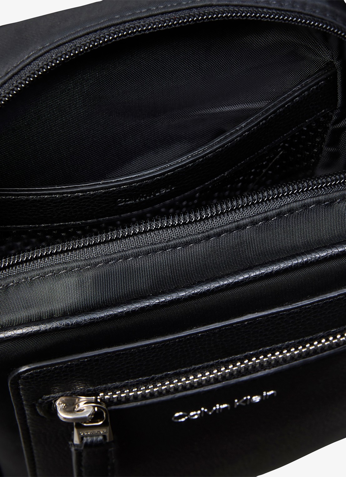 Calvin Klein Crossbodytas met logo - detail zwart