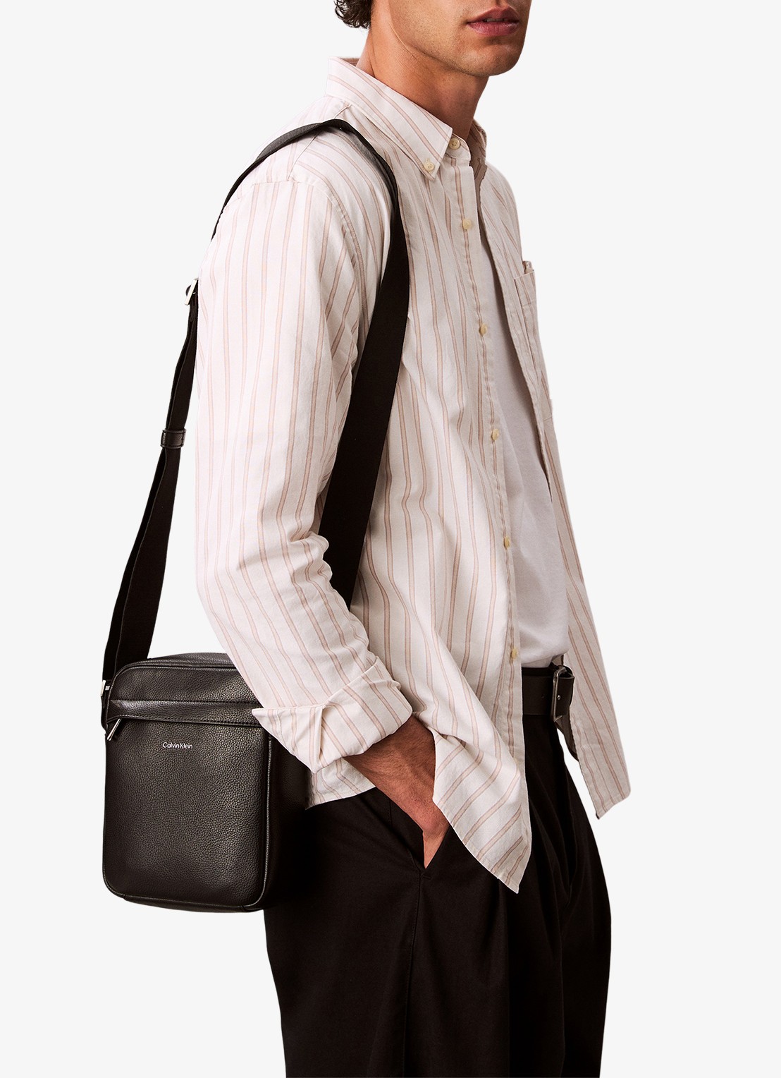 Calvin Klein Crossbodytas met verstelbare schouderriem en logo - voorkant 2 zwart