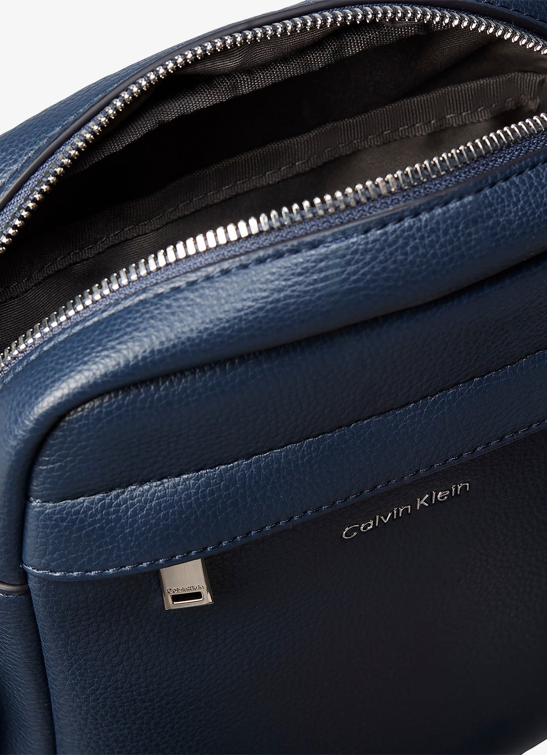 Calvin Klein Crossbodytas met verstelbare schouderriem en logo - detail 3 blue nights-cci