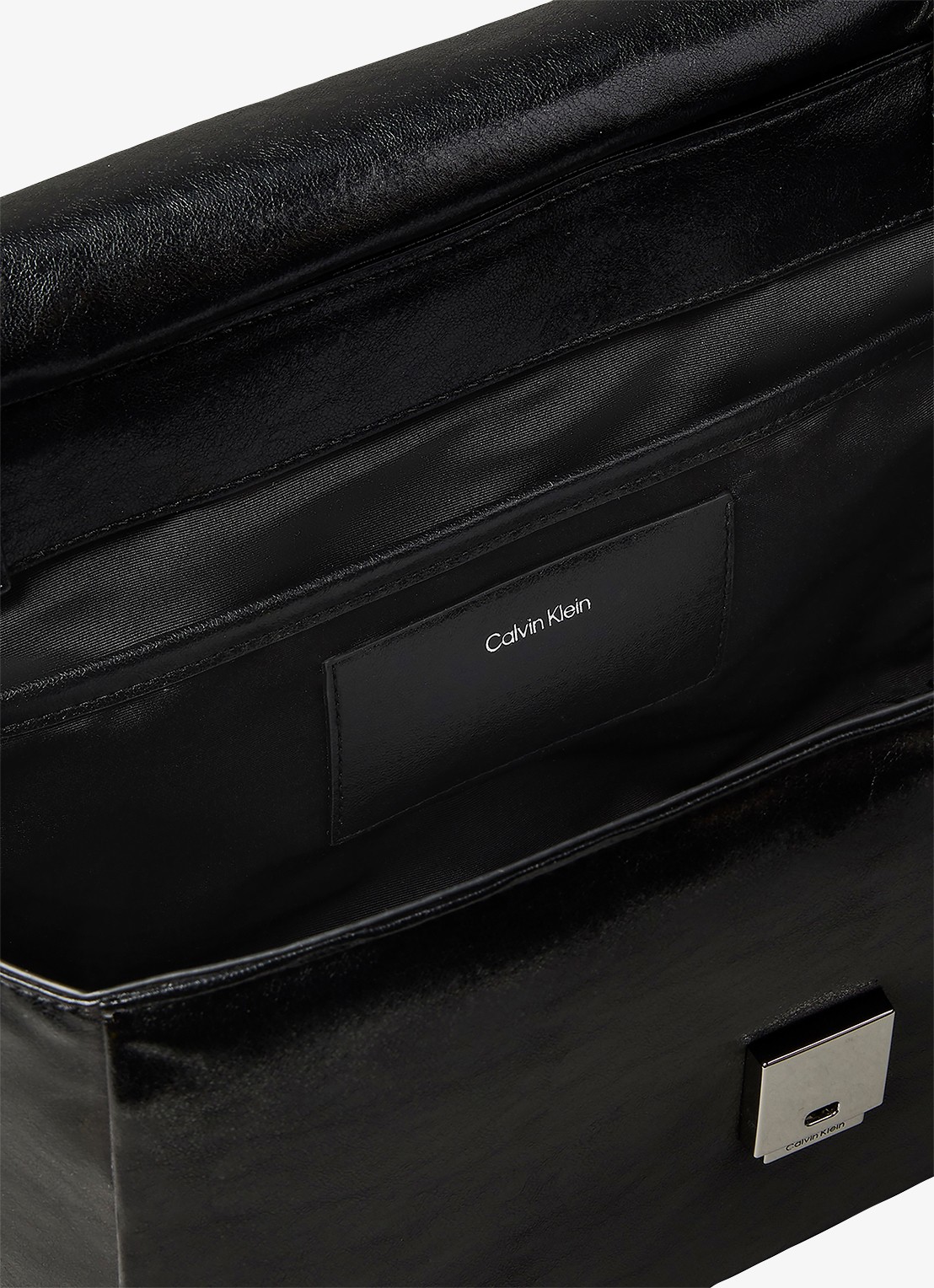 Calvin Klein Gewatteerde schoudertas met 13 inch latopvak en glanzende finish  - detail zwart
