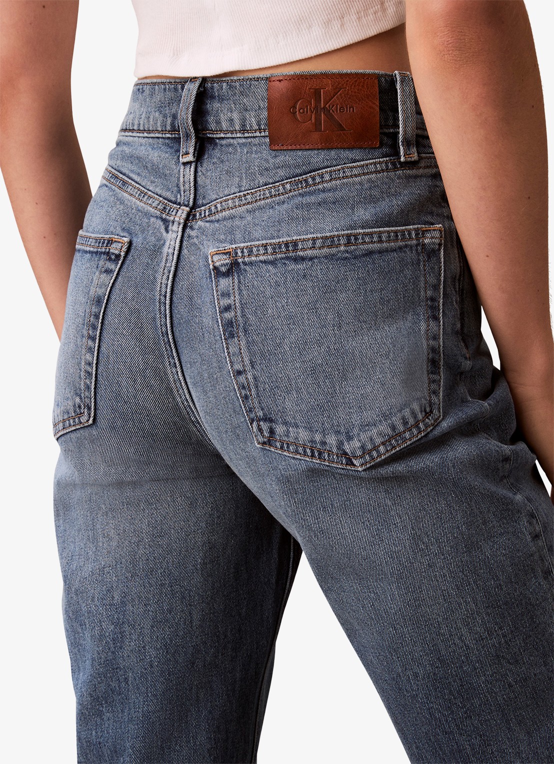 Calvin Klein High waist cropped mom jeans met medium wassing - detail 2 blauw