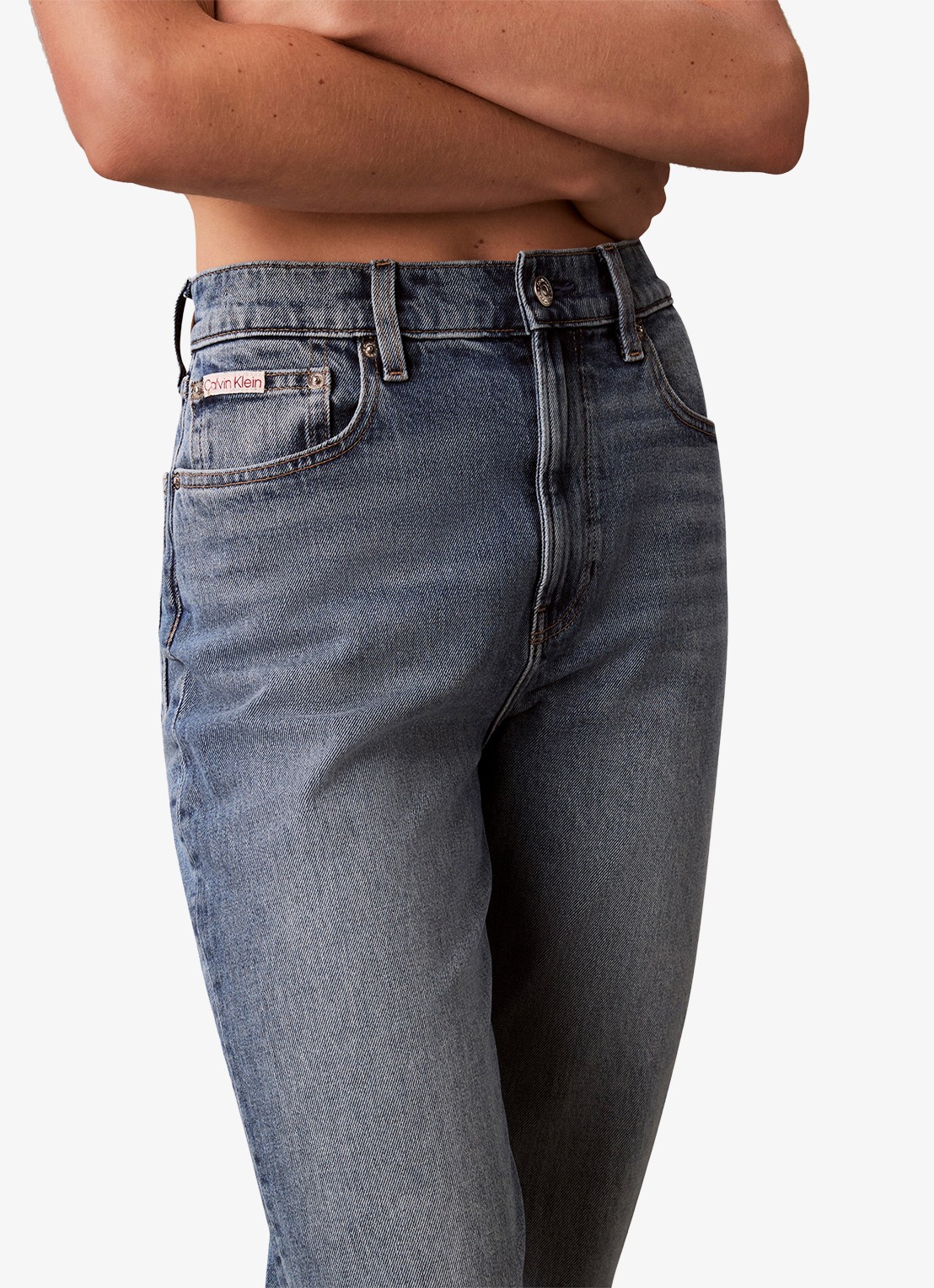 Calvin Klein High waist cropped mom jeans met medium wassing - detail 3 blauw