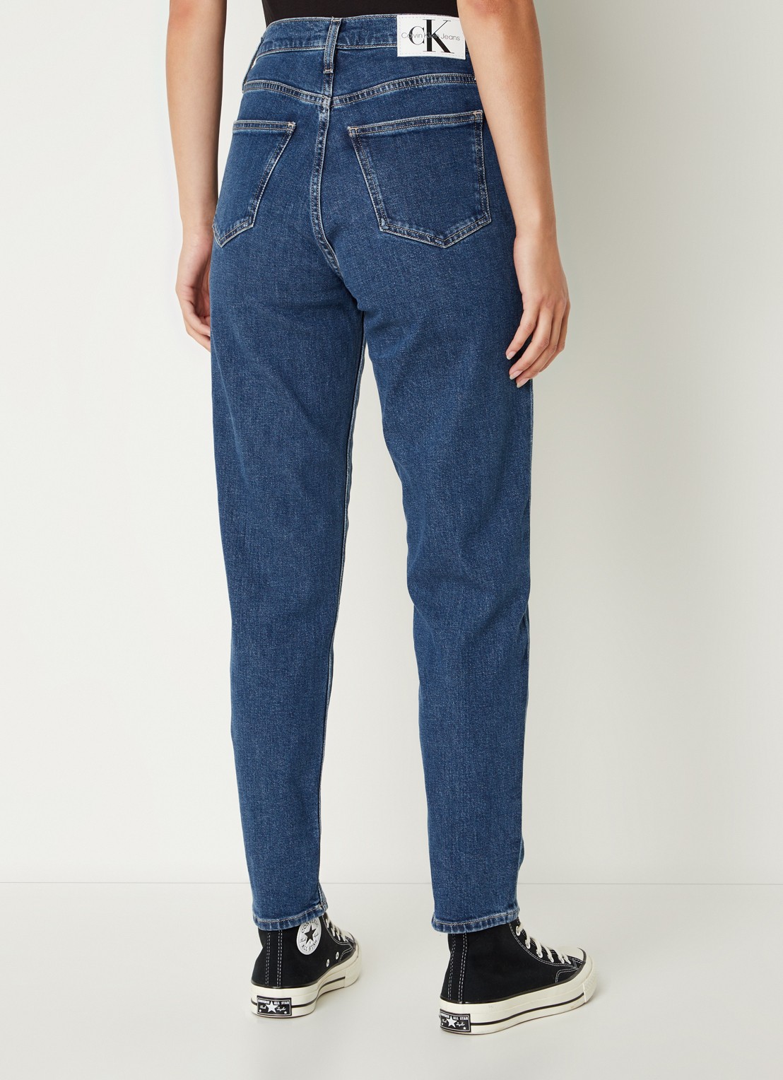 Calvin Klein High waist mom jeans met medium wassing  - achterkant indigo