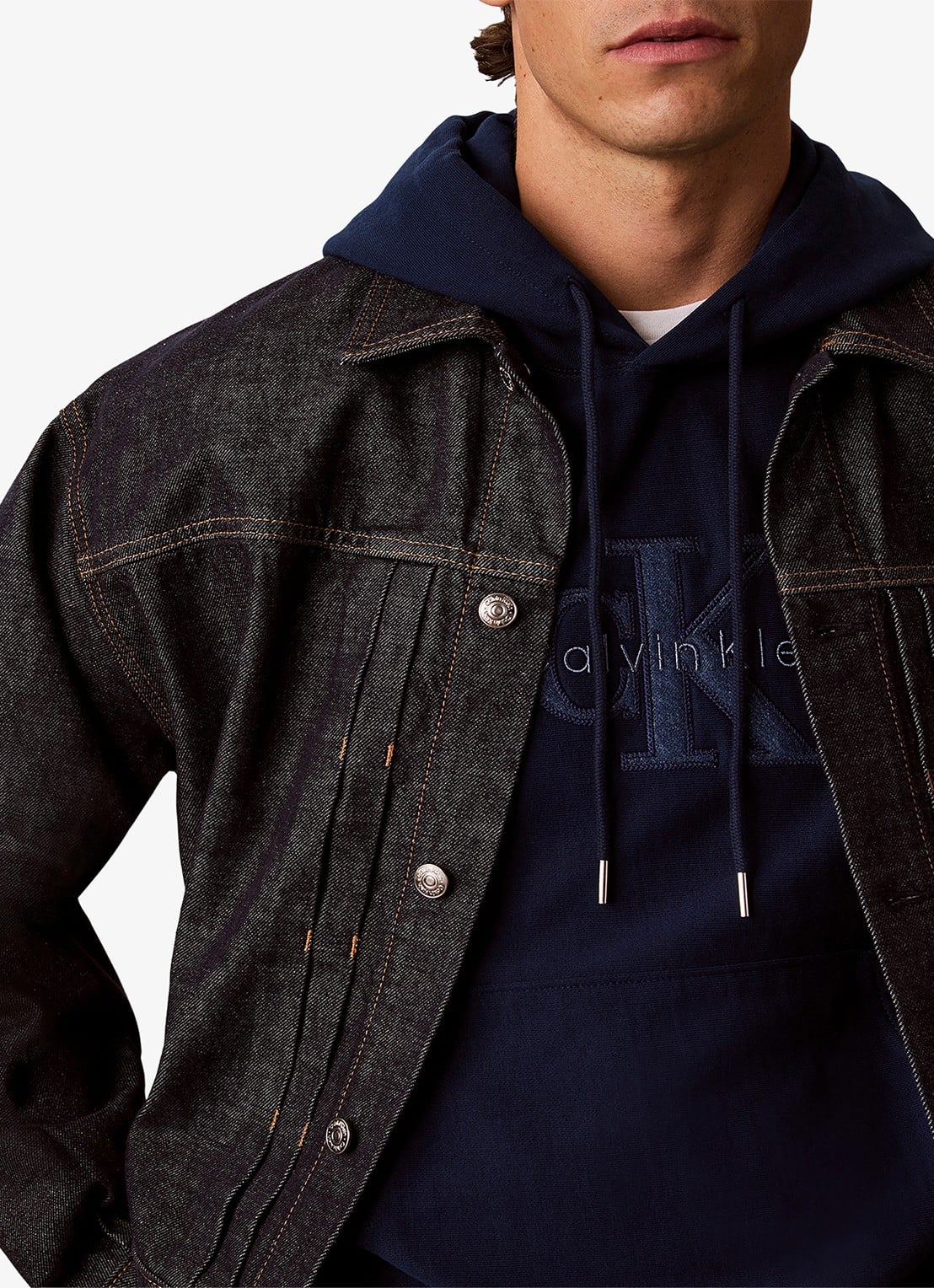 Calvin Klein Hoodie met kangoeroezak en logoprint - detail 6 donkerblauw