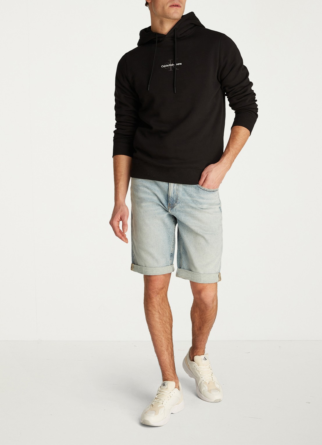 Calvin Klein Hoodie met logoborduring - voorkant 3 zwart