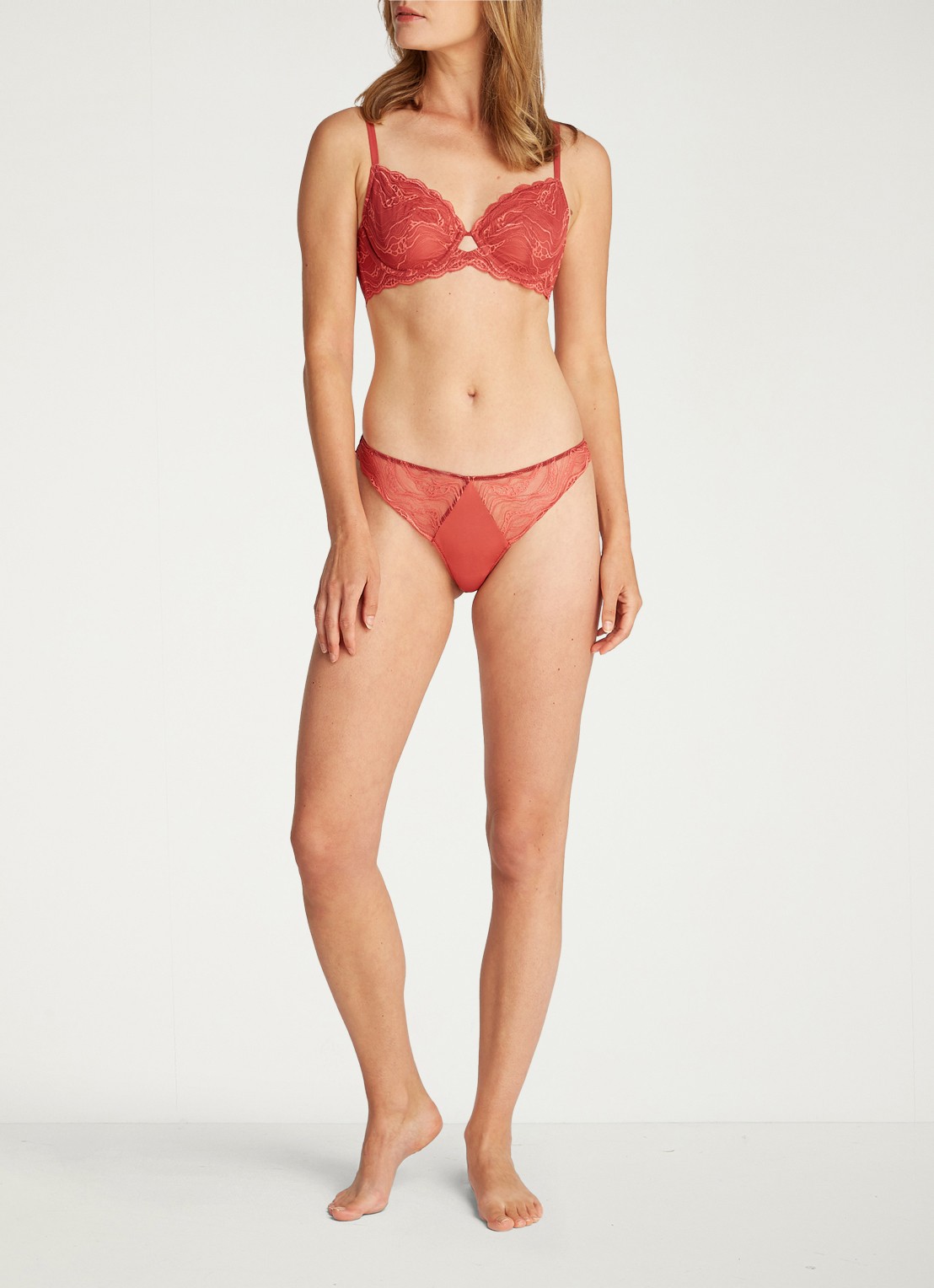 Calvin Klein Instinct string van kant - detail 3 steenrood