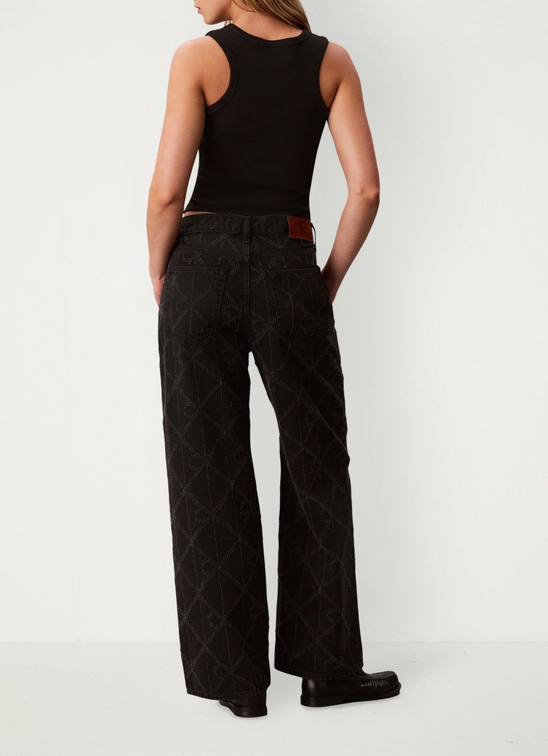 Calvin Klein Low waist wide fit jeans met logoprint - achterkant 3 zwart