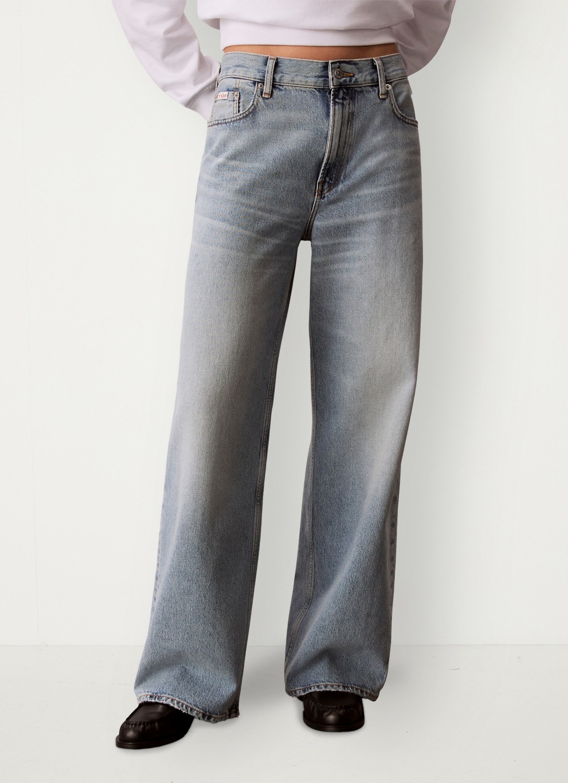 Calvin Klein Mid waist straight fit jeans met lichte wassing - detail 3 basset blue-scb /  blauw