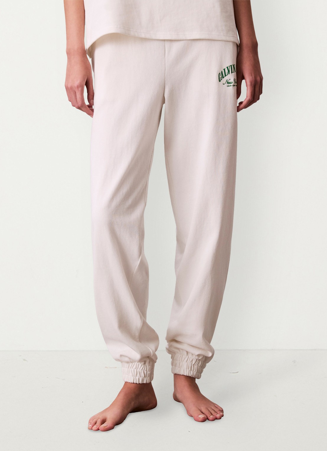 Calvin Klein Mid waist tapered fit joggingsbroek met logo - detail 4 wit