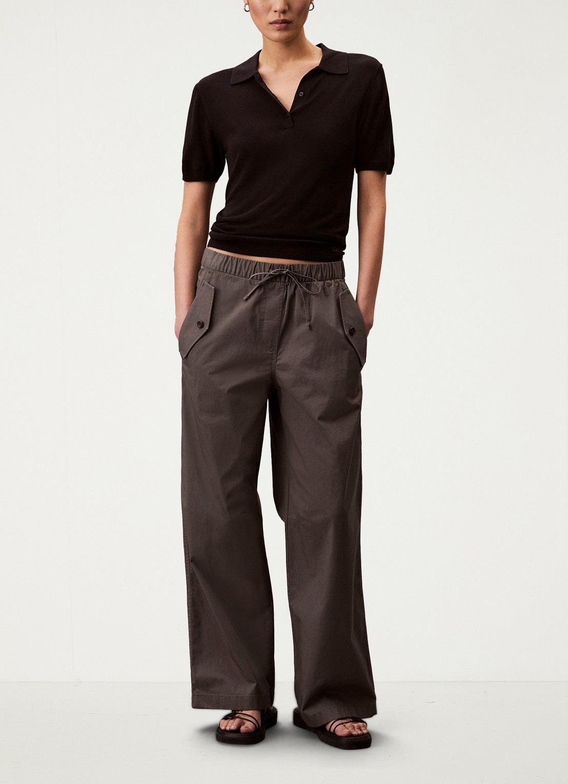 Calvin Klein Mid waist wide fit cargobroek met steekzakken - voorkant donkergrijs
