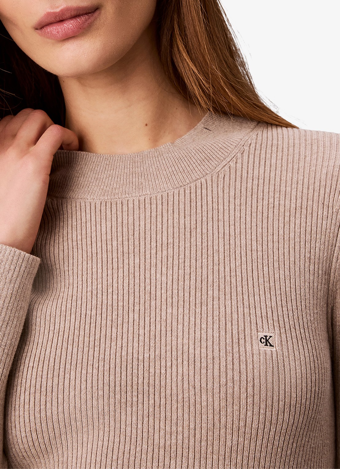 Calvin Klein Mini ribgebreide plooi jurk met logo - detail 2 donkerbeige