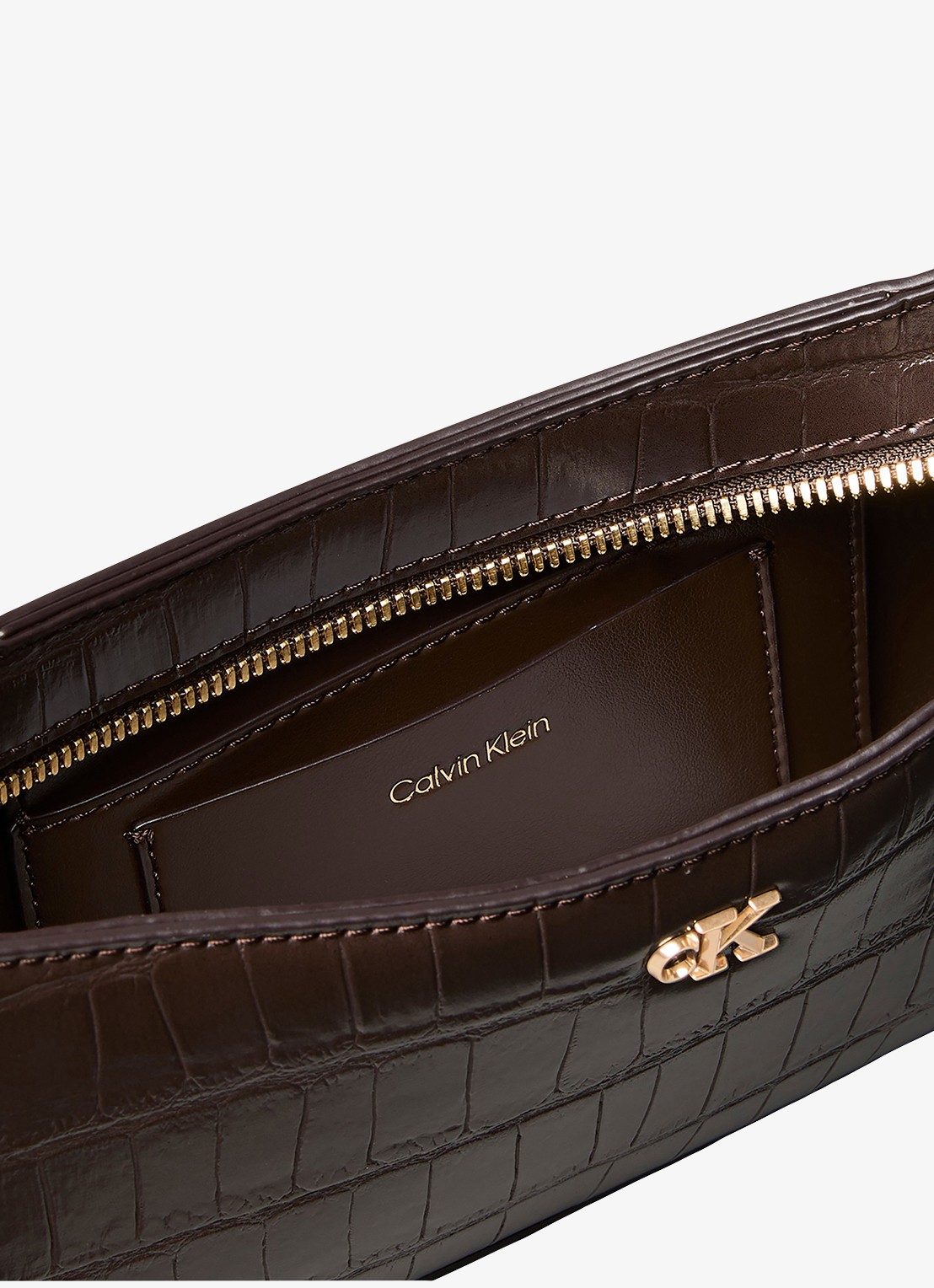 Calvin Klein Monogram schoudertas met crocostructuur - detail chocoladebruin