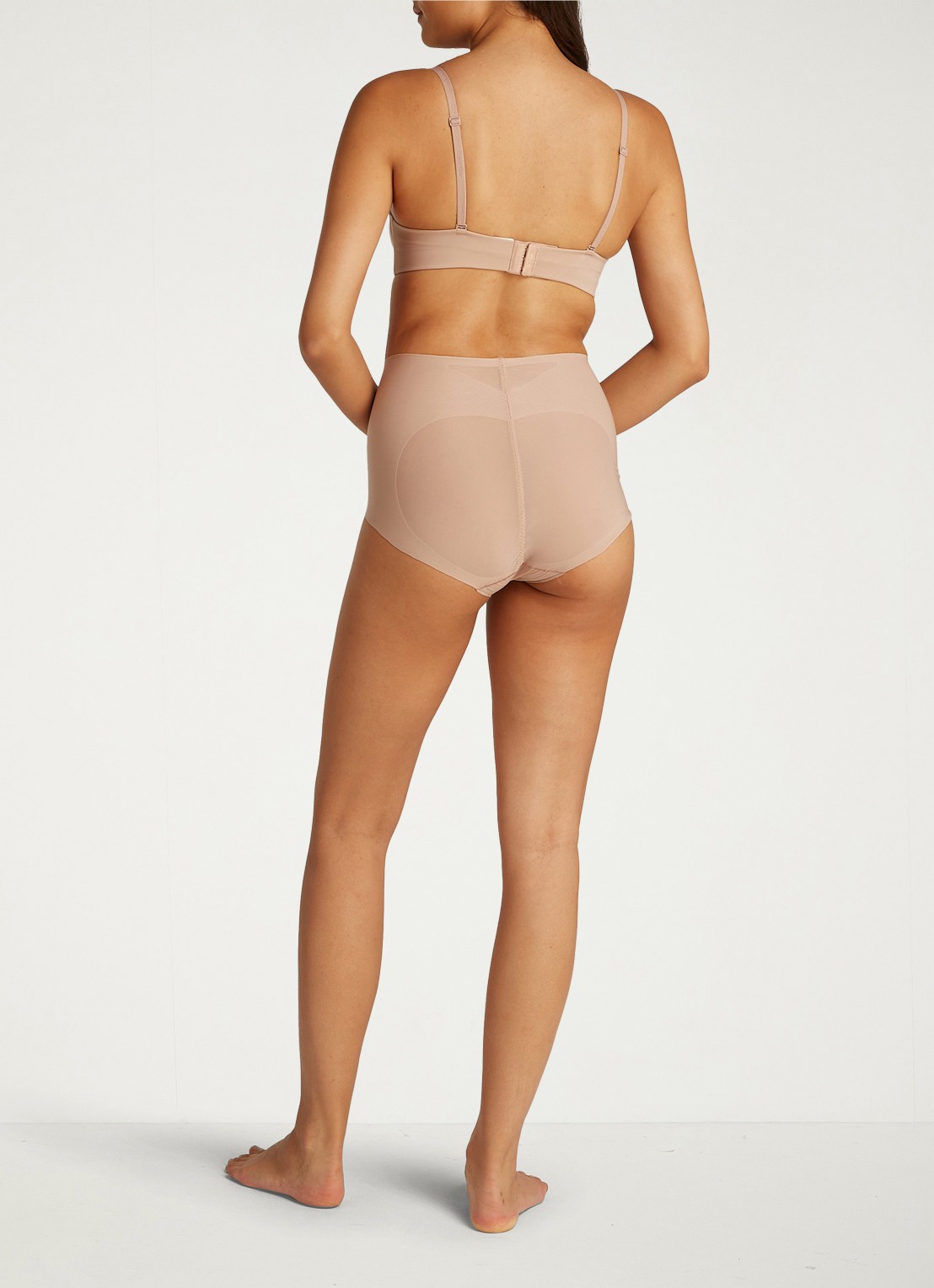 Calvin Klein Naadloze corrigerende string - achterkant 3 beige