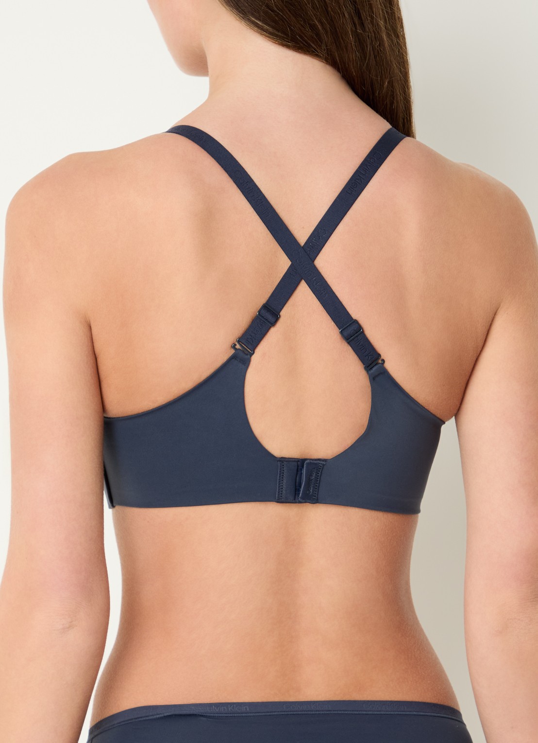 Calvin Klein Perfectly Fit beugelloze plunge T-shirt bh - detail 4 grijsmele