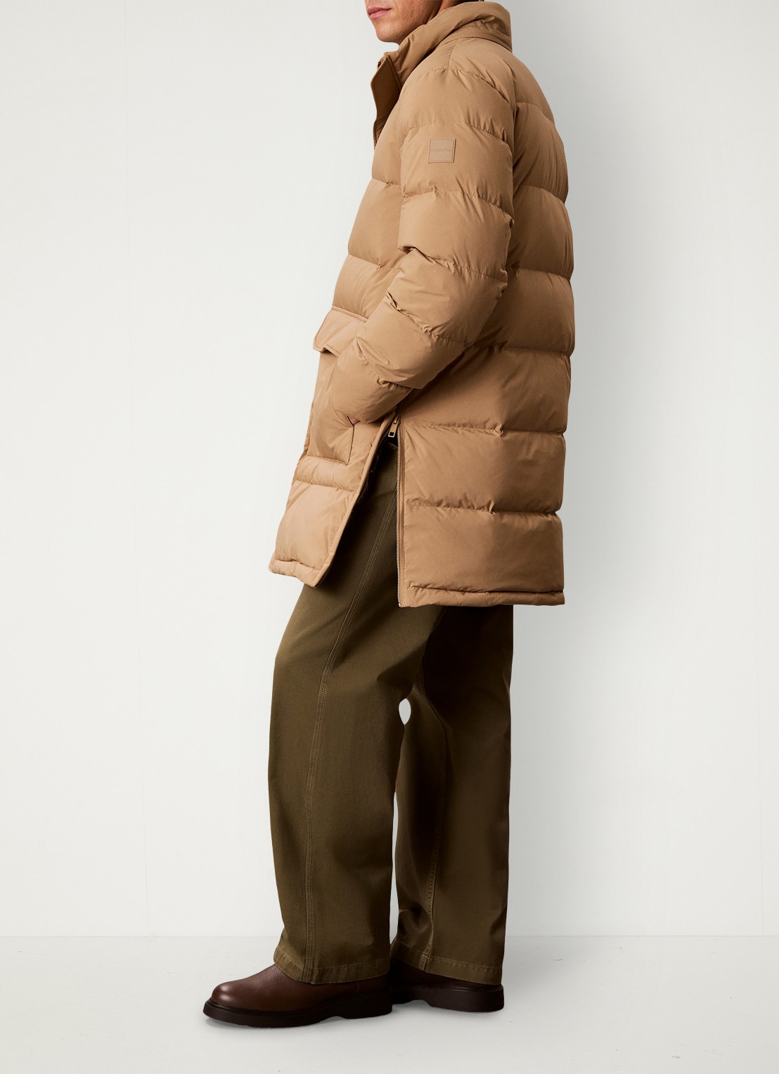 Calvin Klein Puffer jas met logo - detail 4 zand
