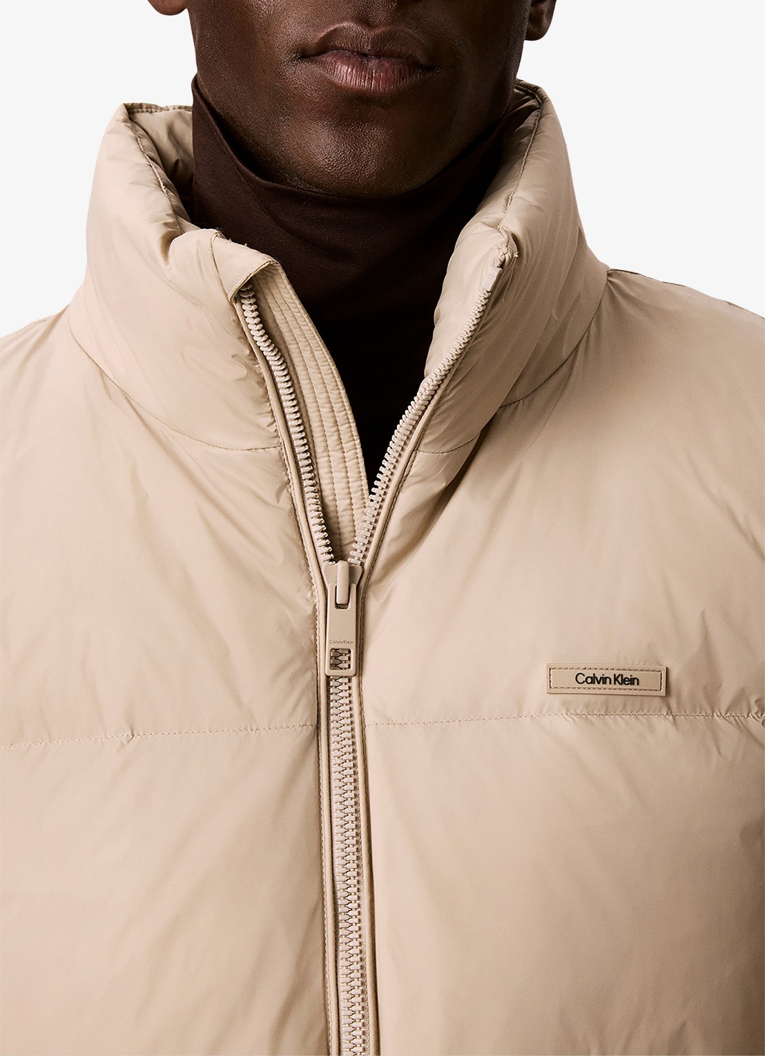 Calvin Klein Puffer met donsvulling en logopatch - detail 5 creme
