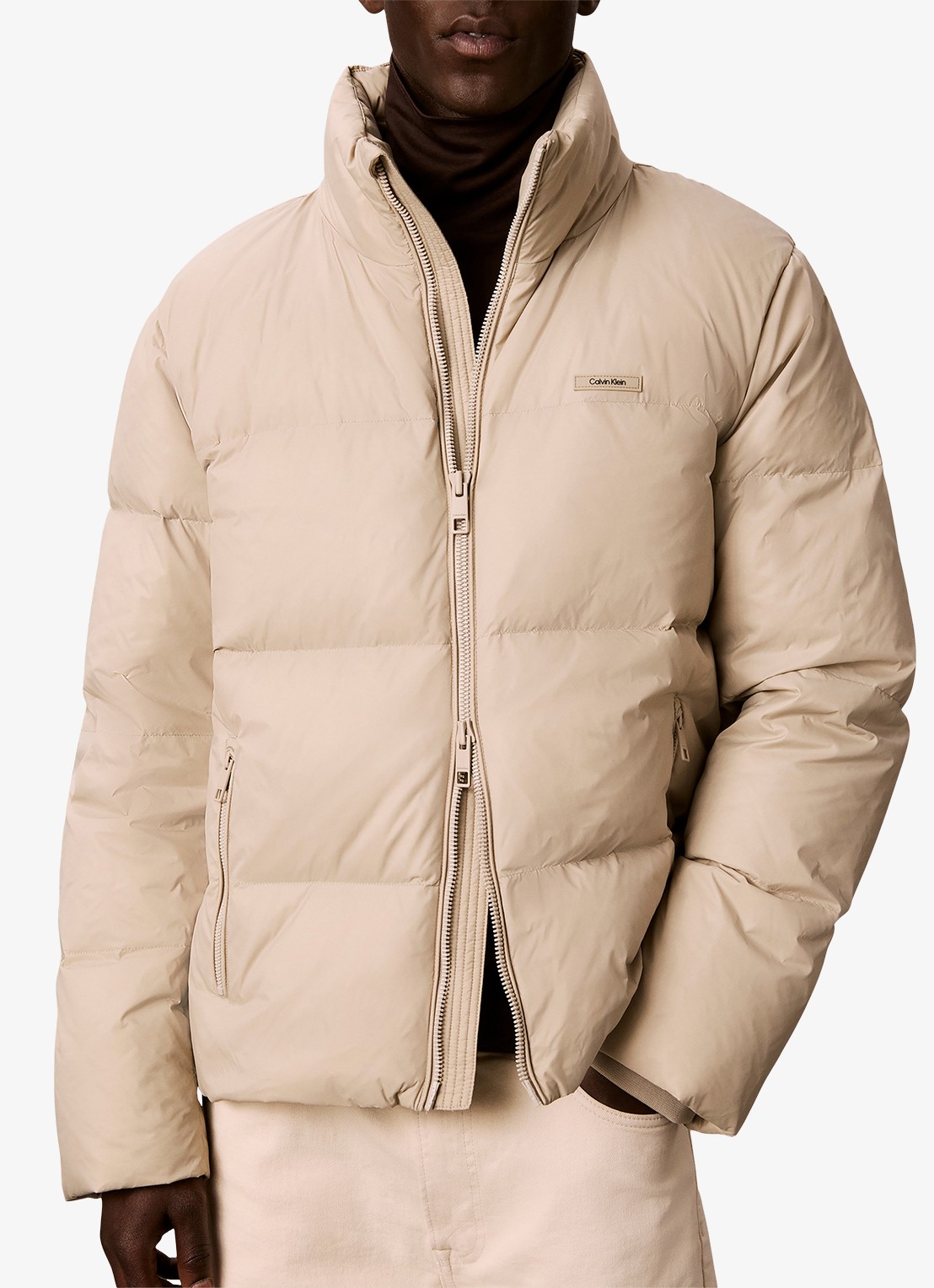 Calvin Klein Puffer met donsvulling en logopatch - detail 7 creme