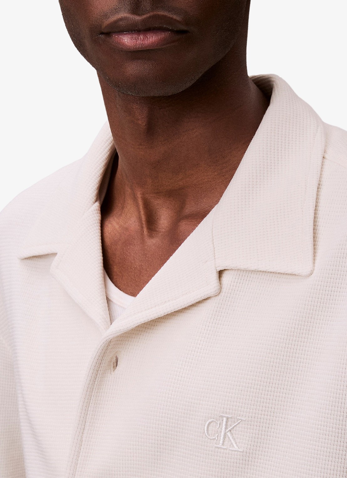 Calvin Klein Regular fit overhemd met logoborduring - detail 2 gebroken wit