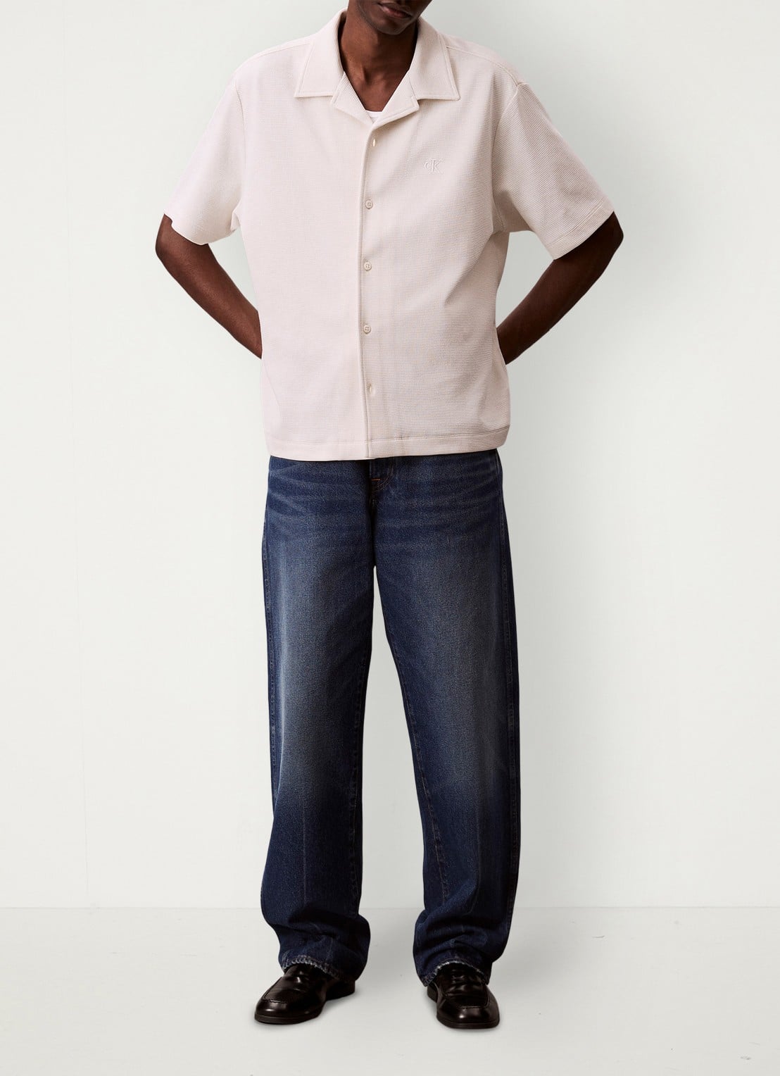 Calvin Klein Regular fit overhemd met logoborduring - voorkant 5 gebroken wit