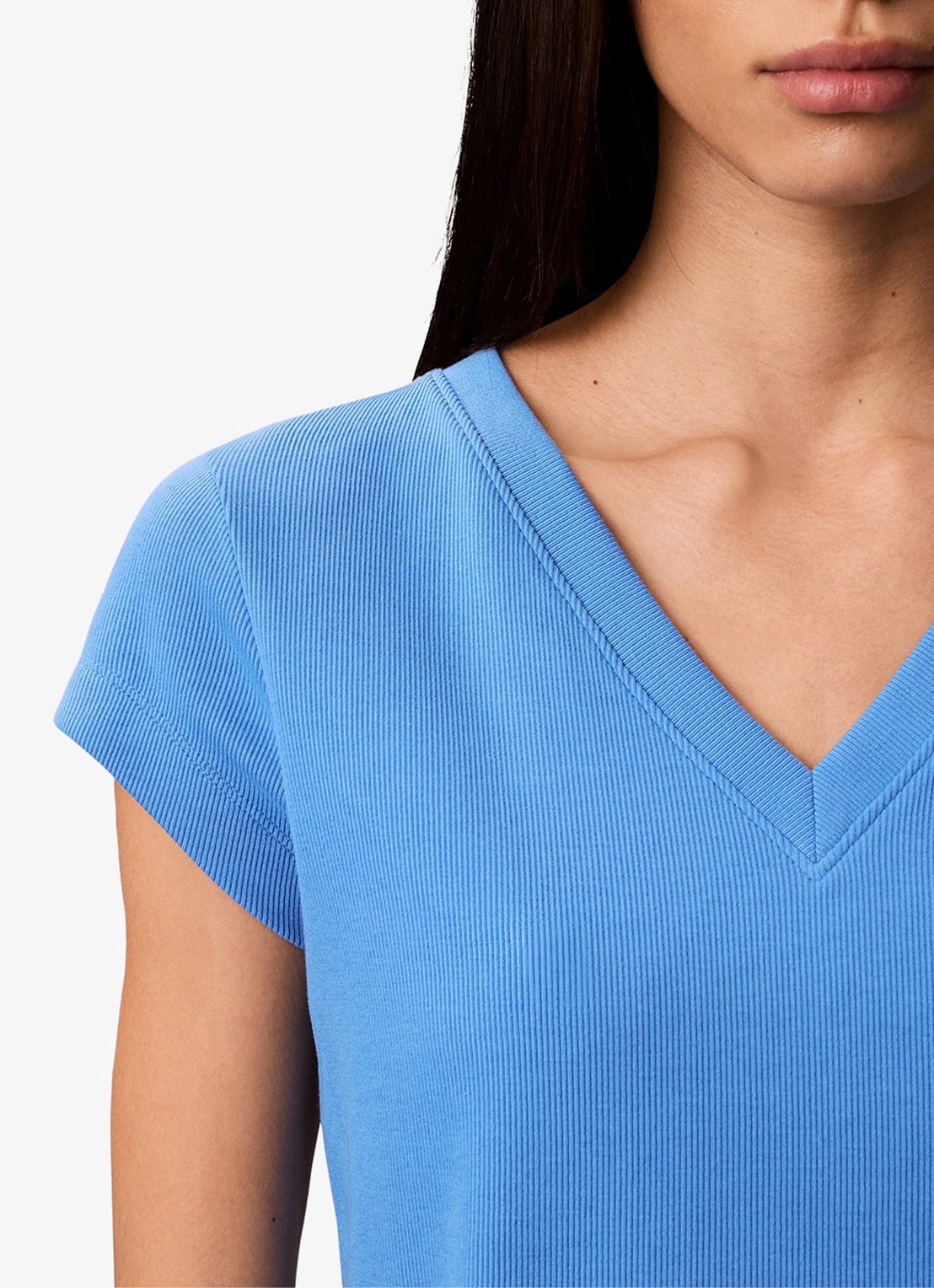Calvin Klein Ribgebreid cropped T-shirt met V-hals - detail 4 marina-cg1 /  blauw